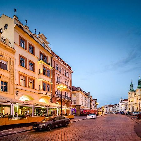 Modern Family Apt. With Central Square Entrance Градец-Кралове Экстерьер фото