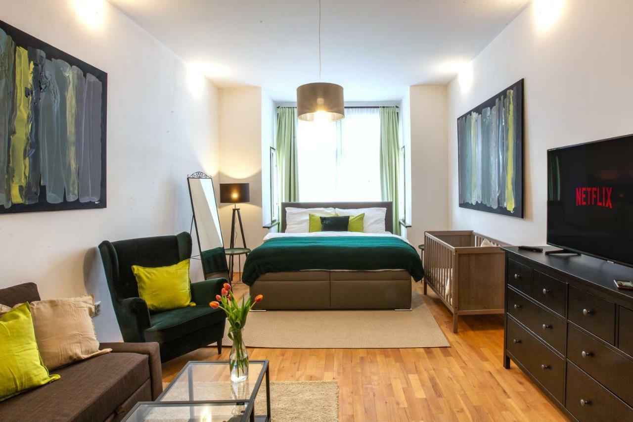 Modern Family Apt. With Central Square Entrance Градец-Кралове Экстерьер фото