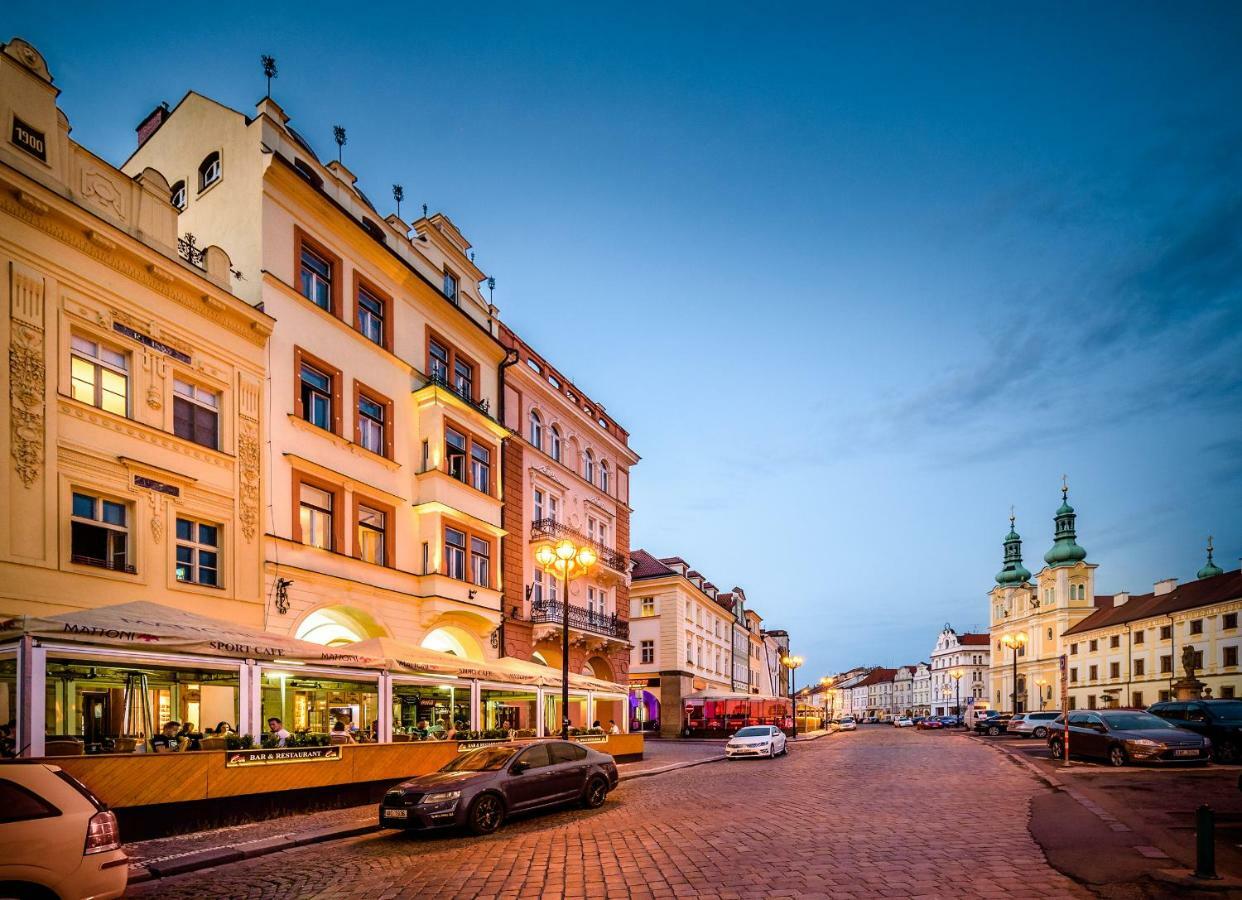 Modern Family Apt. With Central Square Entrance Градец-Кралове Экстерьер фото