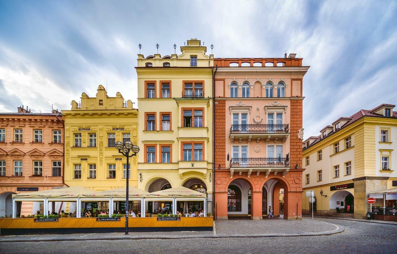 Modern Family Apt. With Central Square Entrance Градец-Кралове Экстерьер фото